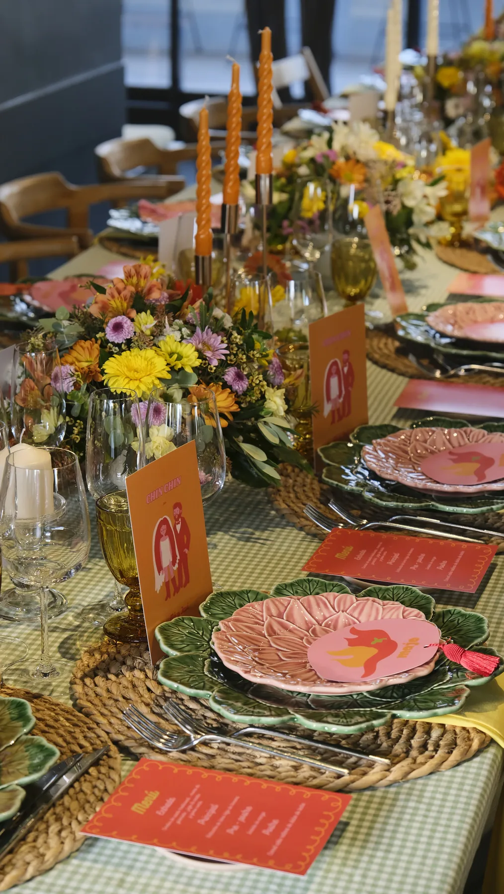 Mesa de boda con decoración floral, vajilla de colores y papelería personalizada