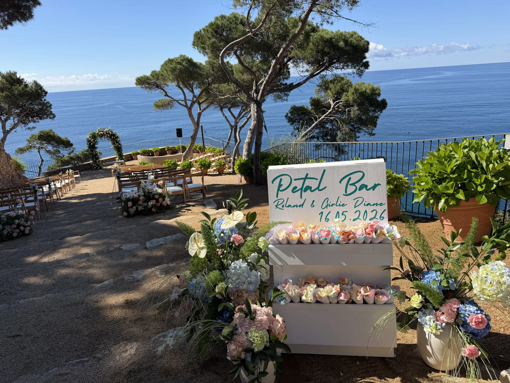 Petal Bar personalizado con flores y conos para una ceremonia de boda