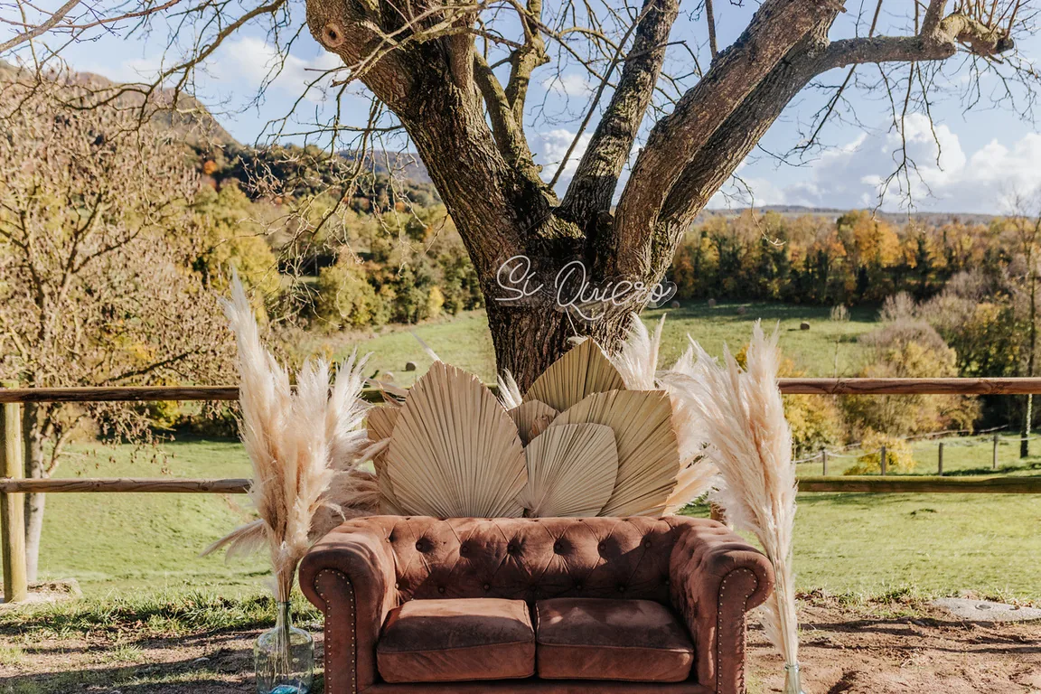 Photocall de boda con sofá vintage, flores secas y neón personalizado
