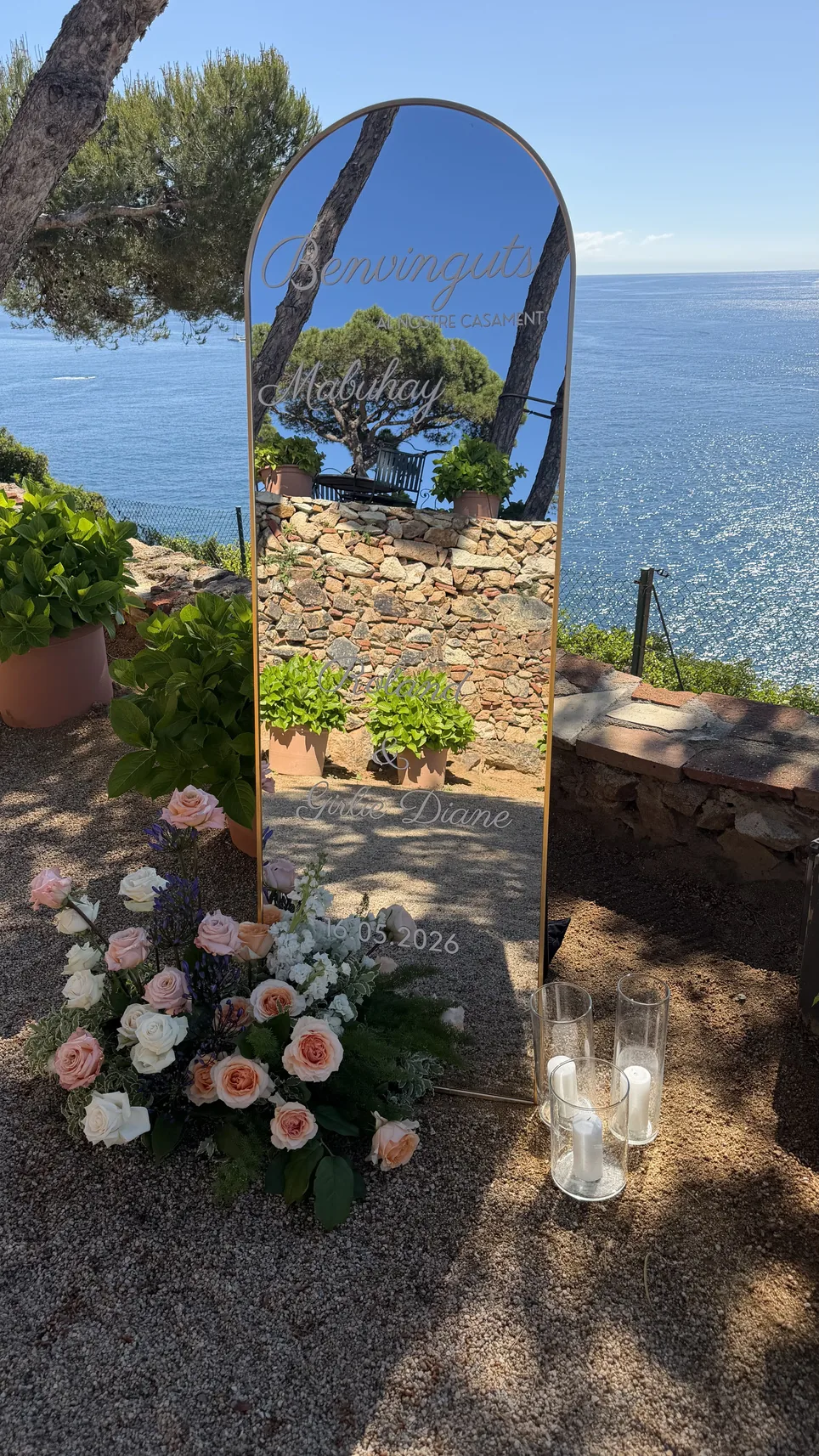 Espejo de bienvenida personalizado con flores para una boda junto al mar
