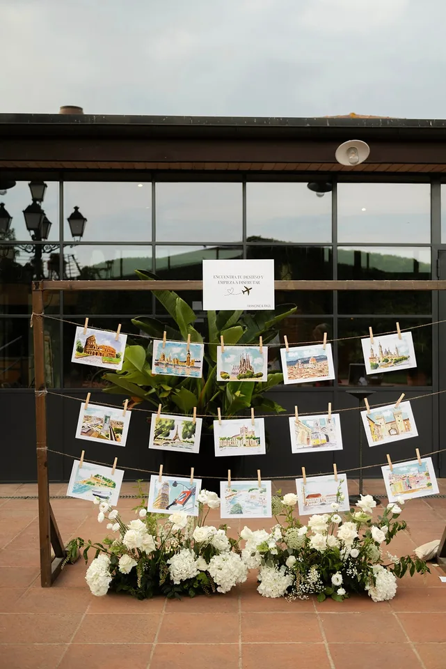 Seating plan con fotografías colgadas y decoración floral